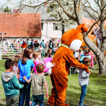 Osterhase-Maskottchen begrüßt Kinder beim Oster Special auf dem Sonnenland Alpakas Hof Osterhase-Maskottchen begrüßt Kinder beim Oster Special auf dem Sonnenland Alpakas Hof
