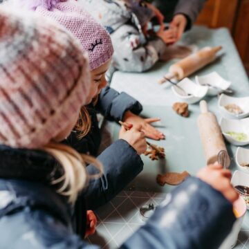 Kinder beim Kekse ausstechen beim Weihnachtsevent von Sonnenland Alpakas Kinder beim Kekse ausstechen beim Weihnachtsevent von Sonnenland Alpakas