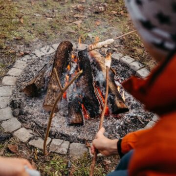 Kinder rösten Stockbrot am Lagerfeuer beim Weihnachtsevent von Sonnenland Alpakas Kinder rösten Stockbrot am Lagerfeuer beim Weihnachtsevent von Sonnenland Alpakas