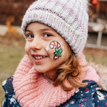 Mädchen mit weihnachtlicher Gesichtsbemalung beim Winterevent von Sonnenland Alpakas Mädchen mit weihnachtlicher Gesichtsbemalung beim Winterevent von Sonnenland Alpakas