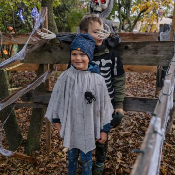 Kinder in Halloween-Kostümen auf dem Gelände von Sonnenland Alpakas Kinder in Halloween-Kostümen auf dem Gelände von Sonnenland Alpakas