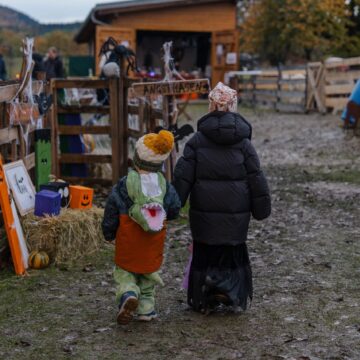 Kinder in Kostümen erkunden das Halloween-Gelände von Sonnenland Alpakas Kinder in Kostümen erkunden das Halloween-Gelände von Sonnenland Alpakas