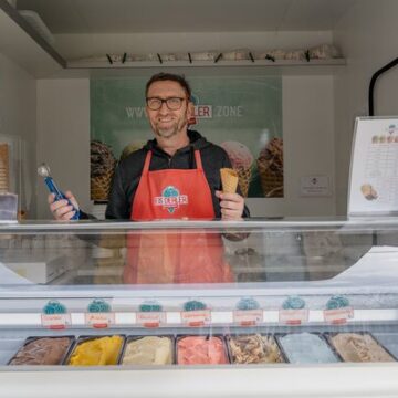 Eisstand mit freundlichem Verkäufer beim Oster Special von Sonnenland Alpakas Eisstand mit freundlichem Verkäufer beim Oster Special von Sonnenland Alpakas