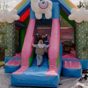 Kinder auf der Hüpfburg beim Oster Special von Sonnenland Alpakas Kinder auf der Hüpfburg beim Oster Special von Sonnenland Alpakas