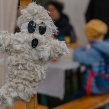 Selbstgebastelte Geisterfigur aus Wolle beim Halloween-Event von Sonnenland Alpakas Selbstgebastelte Geisterfigur aus Wolle beim Halloween-Event von Sonnenland Alpakas