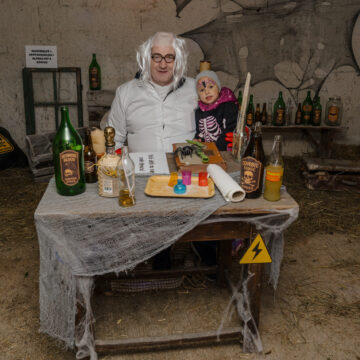 Darsteller als verrückter Wissenschaftler beim Halloween-Event von Sonnenland Alpakas Darsteller als verrückter Wissenschaftler beim Halloween-Event von Sonnenland Alpakas