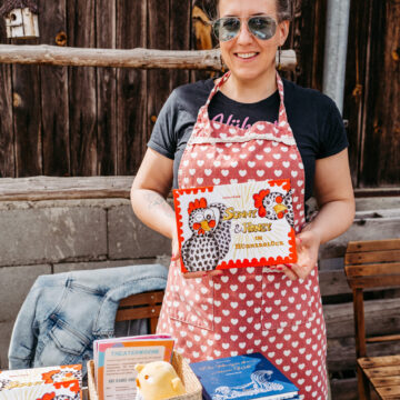 Frau mit Schürze und Kinderbuch beim Oster Special von Sonnenland Alpakas Frau mit Schürze und Kinderbuch beim Oster Special von Sonnenland Alpakas